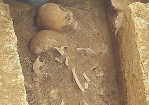 Taranto, scoperti due antichi scheletri: uno accanto all'altro paiono una coppia di amanti